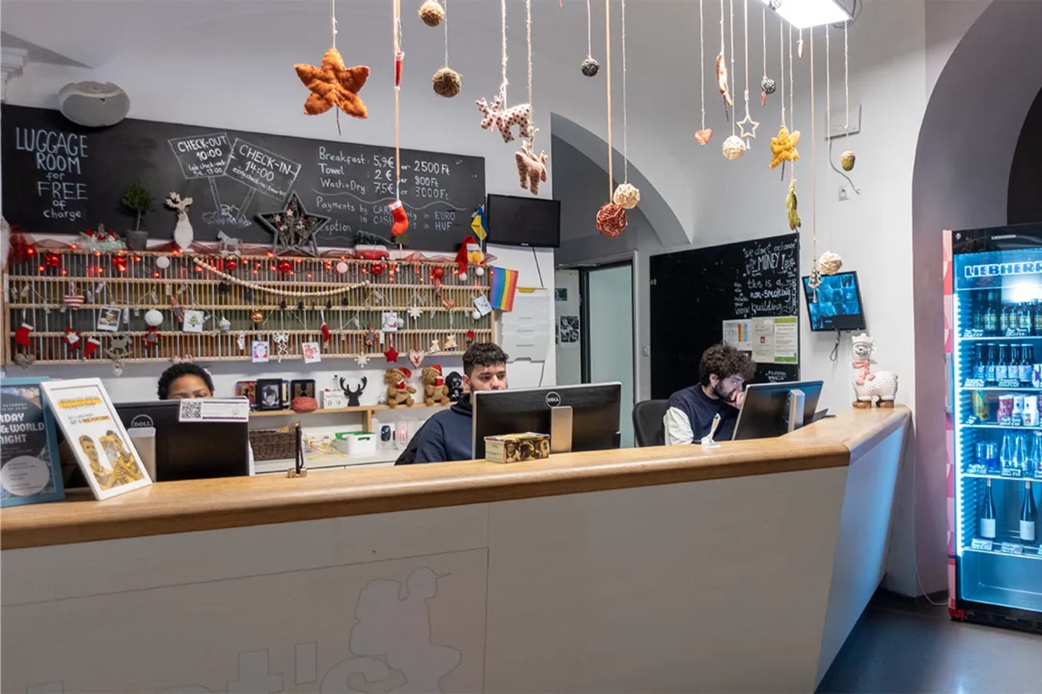 thiêt kế quầy lễ tân hostel 14